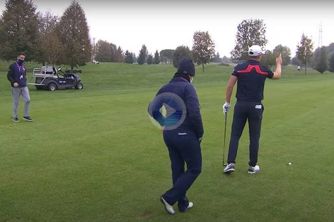 Matt Wallace indicando a un árbitro el incidente