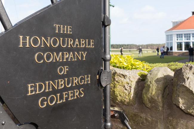 Placa de la Honorable Company of Edinburgh Golfers en su sede en Muirfield