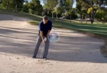 Toni Pastrana explica cómo evitar el filazo cuando la bola cae en un bunker con la arena dura o escasa