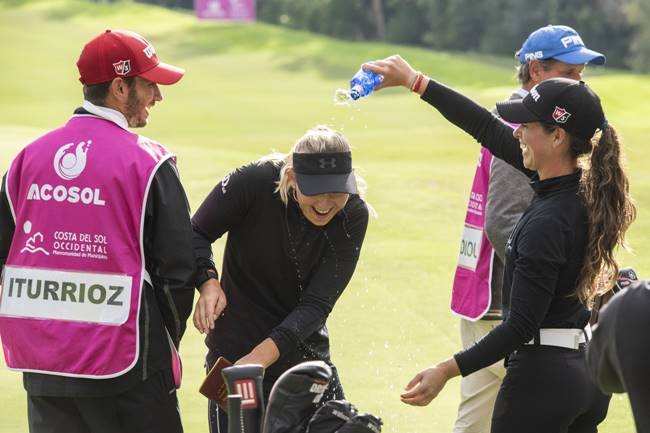 Nuria y Emily K. Pedersen celebración