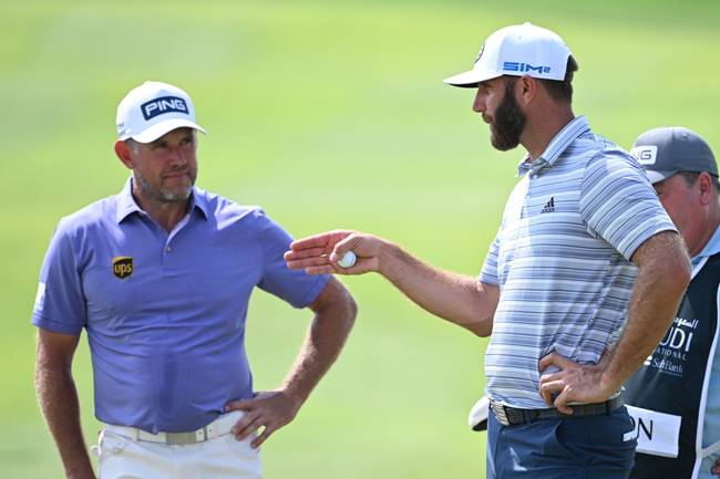 Dustin Johnson campeón en el Saudí International y Lee Westwood. Foto @EuropeanTour