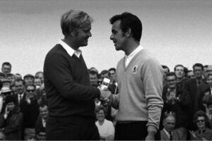 Jack Nicklaus y Tony Jacklin tras la 'concesión' del putt Foto PGA of America