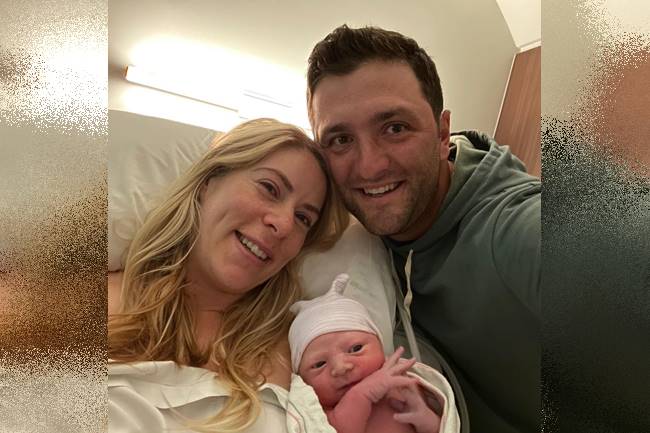 Jon Rahm y Kelley Cahill con Kepa tras el nacimiento