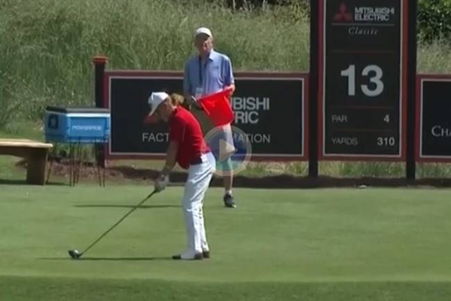 Miguel Ángel Jiménez coge el green en el 4 Mitsubishi