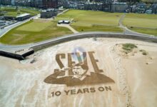 La playa de St. Andrews se vistió con un gran mural de Seve en el 10º aniversario de su fallecimiento