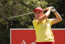 La joven castellonense amateur Carla Bernat, líder del Santander Golf Tour Málaga a base de birdies
