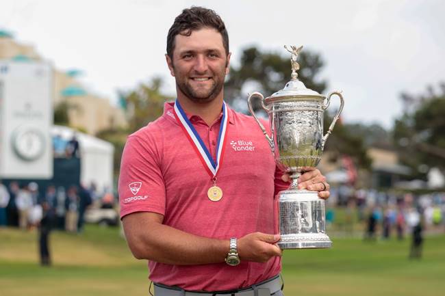 Jon Rahm con el trofeo de campeón. Foto USGA