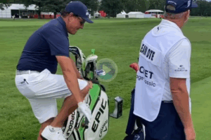 Phil Mickelson dobla hierro DeChambeau