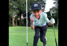 Leo, «The Kid Golfer» de 8 años se exhibió con este Slam Dunk. Un chip que fue directo a la cazoleta