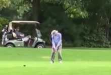 ¡El Golf es vida! Este veterano jugador continúa buscando su swing a los 102 años de edad