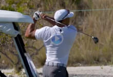 Primeras imágenes de Tiger haciendo un swing completo en la cancha de prácticas en Bahamas