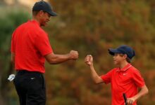 La reaparición de Tiger Woods con su hijo en el PNC Championship cierra el año de competiciones