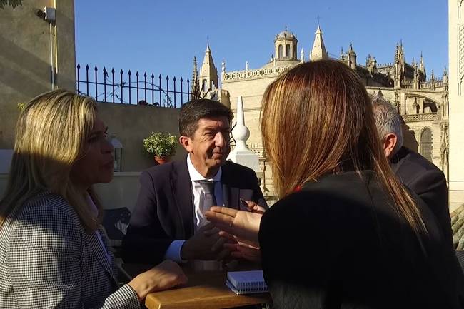 Juan Marín con representantes del sector hotelero en Sevilla