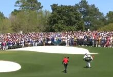 El público del 18 aclamó a Tiger puesto en pie a su entrada en el green con una atronadora ovación