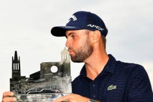 Adri Arnaus besa el trofeo del Catalunya Championship