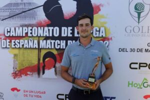 David Salgado en photocall con trofeo (002)