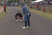 Rory se exhibió ante los fans chipeando con el putt desde el camino de asfalto del 17 del Old Course