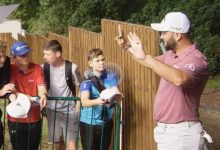 Jon Rahm volvió a demostrar que también es un campeón fuera de las cuerdas firmando a los niños