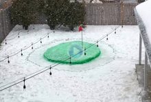 ¿Quién dijo que no se puede jugar al golf con nieve? Haces un green con ella, la pintas de verde y listo