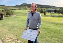 El Campo de Logroño entrega una placa a Jiménez en reconocimiento a su récord del campo