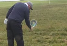 Este golfista apenas movió la bola 2 palmos desde el espeso rough de Royal Porthcawl Golf Club galés