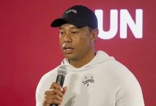Tiger Woods desvela su nueva línea de ropa, «Sun Day Red», en la que no falta su icónico polo rojo