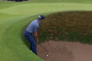 Billy Horschel alcanzó el liderato en Royal Troon con golpazos como este desde el «pot» bunker