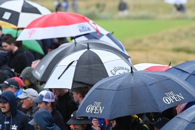 La lluvia vuelve a enmarañar otra gran jornada de golf y Jon Rahm continúa en el Top 15 del Open