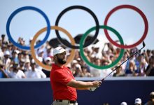 Jon Rahm debuta con paso firme en los Juegos Olímpicos y se coloca a un golpe de las medallas