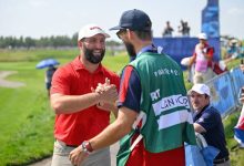 La leyenda Olímpica Michael Phelps saludó a Jon Rahm en el Golf National en el comienzo del torneo