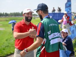 La leyenda Olímpica Michael Phelps saludó a Jon Rahm en el Golf National en el comienzo del torneo