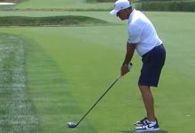 Mickelson dejaba la bola a 2 mts. con este golpazo con el driver desde el primer corte de rough