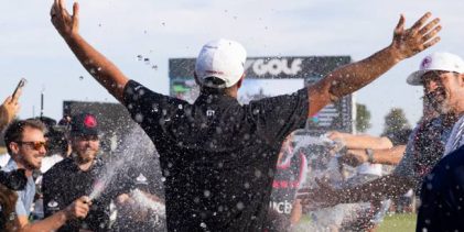 Jon Rahm recibió con los brazos abiertos un baño de champán tras ganar el título del LIV Golf 2024