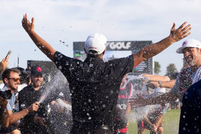 Jon Rahm recibió con los brazos abiertos un baño de champán tras ganar el título del LIV Golf 2024