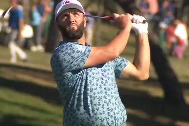 Para hacer birdies también se necesita una pizca de fortuna como en este golpe de Jon Rahm en el 16