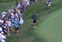 Phil Mickelson, autor de uno de los grandes golpes del domingo gracias a este excelso chip