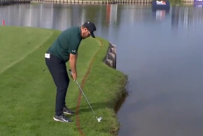 Bradbury empezó a cimentar su título en Le Golf National con este golpe sobre el agua en el 15