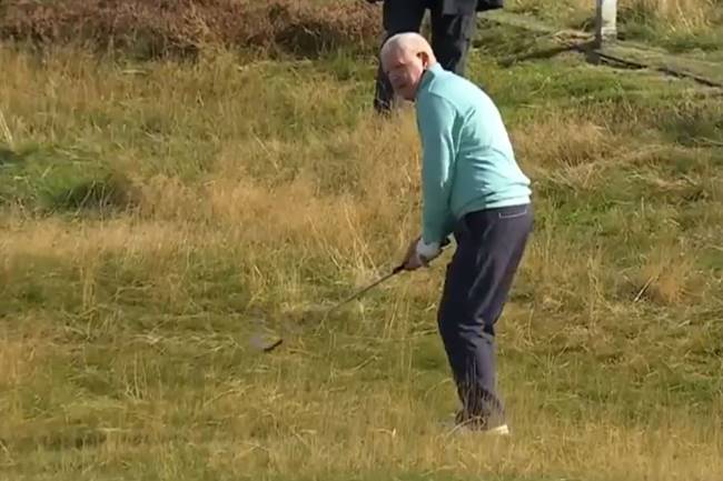 Este chip desde el rough de Gerry McIlroy, padre de Rory, es una maravilla. Ocurría en Carnoustie