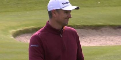 La bola de Justin Rose fue por un lado y el palo por otro con este horrendo chip del inglés para olvidar