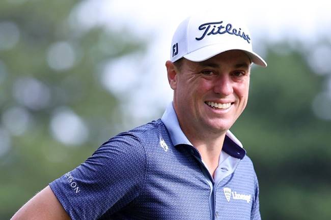 Justin Thomas jugó al epostracismo pero con una bola de golf. El americano salvó el par con el golpe