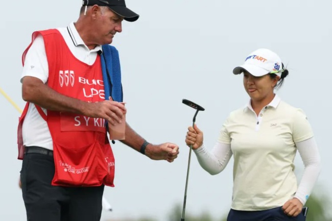 Sei Young Kim aguanta las embestidas de Saigo y Li para conservar el liderato en el Buick LPGA