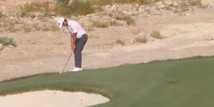 ¡Una dosis de fortuna! Harris English se anotó este birdie en el hoyo 5 con la ayuda del aspersor