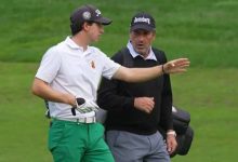 José María Olazábal, caddie de lujo de su sobrino Joseba Torres en la final de la Escuela del DPWT