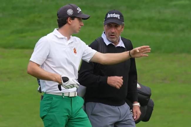 José María Olazábal, caddie de lujo de su sobrino Joseba Torres en la final de la Escuela del DPWT