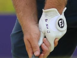 Tyrrell Hatton escribió «sé amable» en su guante tras su comportamiento en Dubai el pasado sábado