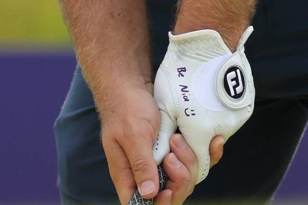 Tyrrell Hatton escribió «sé amable» en su guante tras su comportamiento en Dubai el pasado sábado