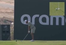 VER: Charl Schwartzel se quedó a centímetros de anotar un Hoyo en Uno en el Saudí International