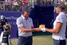 Rickie Fowler recibe una tarta en el tee el día de su 36 cumpleaños durante el Grant Thornton Invit.