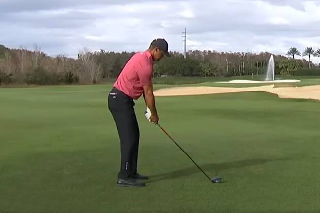 Tiger Woods cazó el green jugando desde la calle con el ¡¡driver!! para un -12 en 14 hoyos jugados