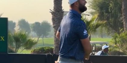 Jon Rahm probó la salida desde el tee con palos de niño… ¡y el resultado fue sorprendente!